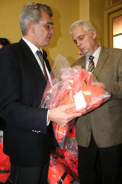 :Σωσίβια προσφύγων ως δώρα έδωσε ο Δήμαρχος Λέσβου στους Πρέσβεις των Κρατών μελών της Ευρωπαϊκής Ένωσης [photo] - Φωτογραφία 5