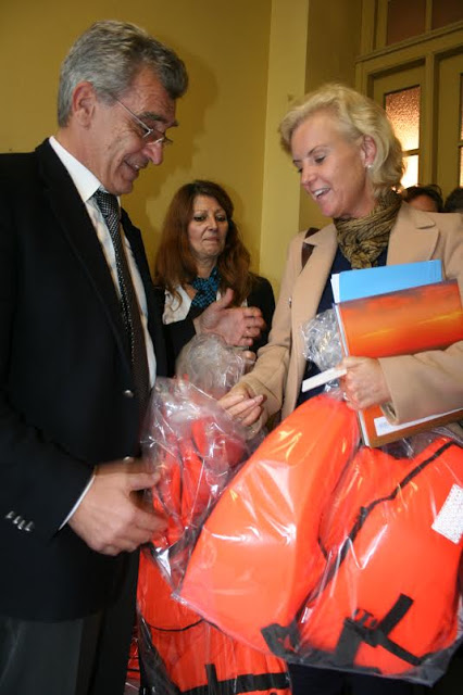 :Σωσίβια προσφύγων ως δώρα έδωσε ο Δήμαρχος Λέσβου στους Πρέσβεις των Κρατών μελών της Ευρωπαϊκής Ένωσης [photo] - Φωτογραφία 6