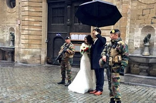 Βρυξέλλες: Αγνόησαν τους τρομοκράτες και παντρεύτηκαν - Φωτογραφία 1