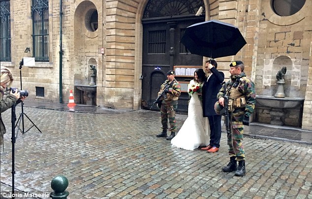 Βρυξέλλες: Αγνόησαν τους τρομοκράτες και παντρεύτηκαν - Φωτογραφία 3