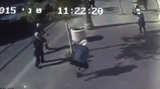 Σοκαριστικό βίντεο: Ανήλικες μαχαιρώνουν ηλικιωμένο και μετά η αστυνομία τις πυροβολεί... [video] - Φωτογραφία 1