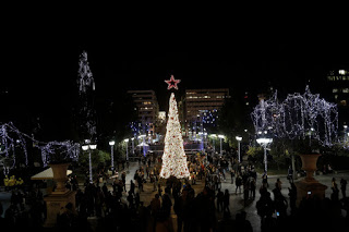 Η Αθήνα έβαλε τα γιορτινά της και άναψε το Χριστουγεννιάτικο δέντρο... - Φωτογραφία 1
