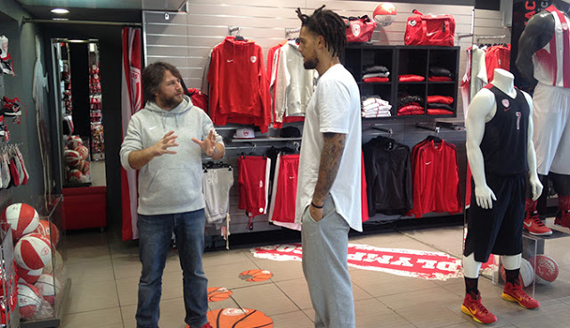 Ο ΧΑΚΕΤ ΣΤΟ Official Olympiacos BC Store ΜΕ... ΤΡΟΜΕΡΕΣ ΕΥΧΕΣ! (ΡΗΟΤΟS) - Φωτογραφία 2