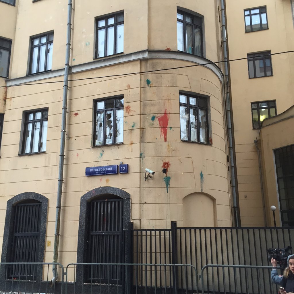 Τα έσπασαν οι Ρώσοι στη Πρεσβεία της Τουρκίας στη Μόσχα με πέτρες και αυγά [photos] - Φωτογραφία 2
