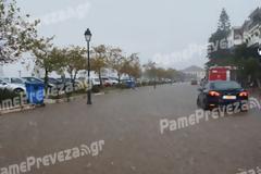 Στο έλεος της κακοκαιρίας η Πρέβεζα - Ποτάμια οι δρόμοι [photos]