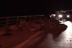 Νταλίκα έπεσε σε γκρεμό στην περιοχή της Παραμυθιάς - Ένας άνδρας νεκρός [video + photos]