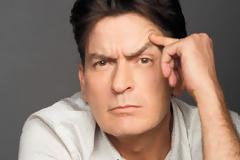 Ο βοηθός του Charlie Sheen αποκαλύπτει: Κορίτσια, ναρκωτικά και πολύ ποτό ήταν η ζωή του... [photos]