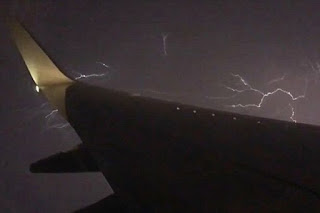 Βίντεο: Κεραυνός παραλίγο να «σκίσει» στα δύο αεροπλάνο - Άφωνοι οι επιβάτες - Φωτογραφία 1