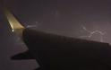 Βίντεο: Κεραυνός παραλίγο να «σκίσει» στα δύο αεροπλάνο - Άφωνοι οι επιβάτες