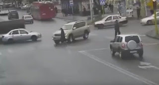 Απίστευτο: Αυτοκίνητο πέρασε δύο φορές πάνω από το κεφάλι της και επέζησε [video] - Φωτογραφία 1
