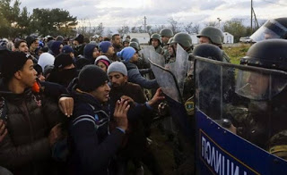 ΠΡΙΝ ΛΙΓΟ: Σοβαρά επεισόδια μεταξύ σκοπιανής αστυνομίας και λαθρομεταναστών στην Ειδομένη [photos] - Φωτογραφία 1