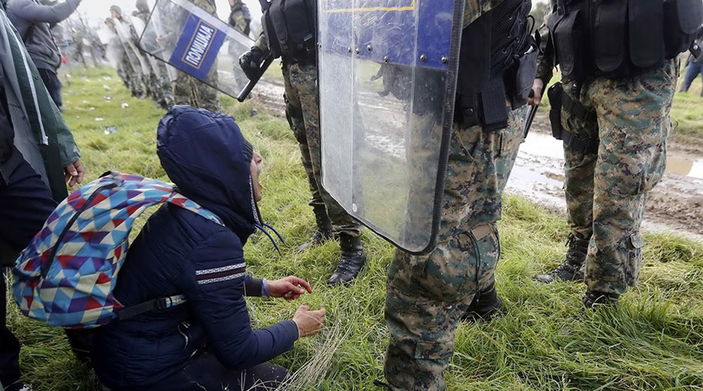 ΠΡΙΝ ΛΙΓΟ: Σοβαρά επεισόδια μεταξύ σκοπιανής αστυνομίας και λαθρομεταναστών στην Ειδομένη [photos] - Φωτογραφία 4