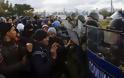 ΠΡΙΝ ΛΙΓΟ: Σοβαρά επεισόδια μεταξύ σκοπιανής αστυνομίας και λαθρομεταναστών στην Ειδομένη [photos]