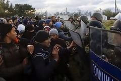 ΠΡΙΝ ΛΙΓΟ: Σοβαρά επεισόδια μεταξύ σκοπιανής αστυνομίας και λαθρομεταναστών στην Ειδομένη [photos]
