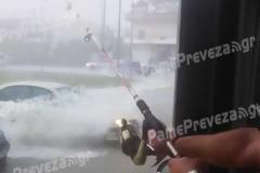 Πρέβεζα: Πως πήγε η ψαριά;  Έβγαλε ψαροκάλαμο στον κόμβο στην Λ. Ιωαννίνων [photos]