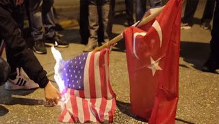 Η Αθήνα πήρε το μέρος της Ρωσίας! Έκαψαν σημαίες της Τουρκίας και της Αμερικής χθες.... [video] - Φωτογραφία 1