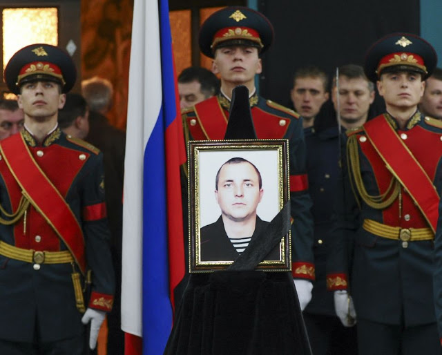 ΣΥΓΚΙΝΗΣΗ: Κηδεύτηκε ο Ρώσος πεζοναύτης που σκοτώθηκε στη Συρία [photos] - Φωτογραφία 3