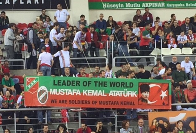 ΠΡΟΚΑΛΟΥΝ: Δείτε τα προκλητικά πανό των Τούρκων στο ματς με τον Παναθηναϊκό [photo] - Φωτογραφία 3