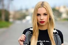 ΤΡΕΛΑ: Η Εμμανουέλα του... ΟΦΗ έγινε μοντέλο - ΠΡΟΣΟΧΗ στα εγκεφαλικά! [photos]