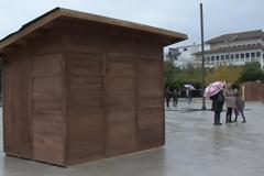 Πυρετώδεις οι προετοιμασίες για την αποψινή έναρξη των Χριστουγεννιάτικων εκδηλώσεων στην κεντρική πλατεία Ιωαννίνων!