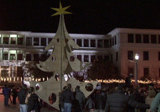 Ιωάννινα:Μύρισαν Χριστούγεννα Το ξύλινο δέντρο στην πλατεία που έκλεψε την παράσταση [photo+video] - Φωτογραφία 1