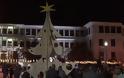 Ιωάννινα:Μύρισαν Χριστούγεννα Το ξύλινο δέντρο στην πλατεία που έκλεψε την παράσταση [photo+video]