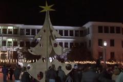 Ιωάννινα:Μύρισαν Χριστούγεννα Το ξύλινο δέντρο στην πλατεία που έκλεψε την παράσταση [photo+video]