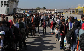 Σχεδόν 2.000 πρόσφυγες αποβιβάστηκαν στον Πειραιά - Φωτογραφία 1