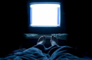 Γιατί δεν πρέπει να κοιμάστε με την τηλεόραση ανοιχτή - Φωτογραφία 1
