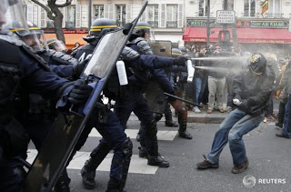 Ξύλο, χημικά και συλλήψεις νωρίτερα στο κέντρο του Παρισιού [photos] - Φωτογραφία 1