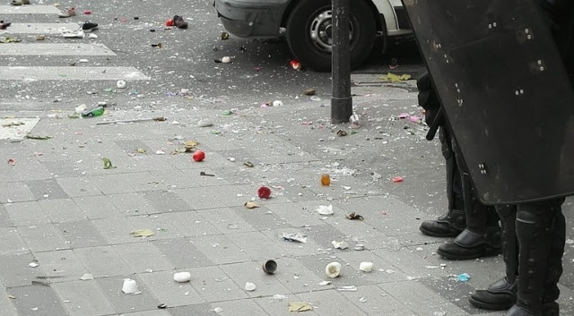 Ξύλο, χημικά και συλλήψεις νωρίτερα στο κέντρο του Παρισιού [photos] - Φωτογραφία 11