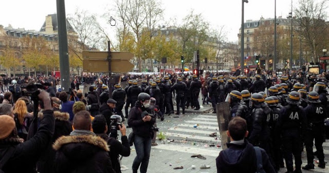 Ξύλο, χημικά και συλλήψεις νωρίτερα στο κέντρο του Παρισιού [photos] - Φωτογραφία 12