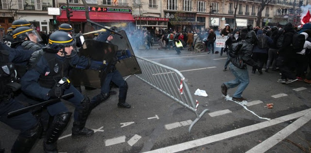 Ξύλο, χημικά και συλλήψεις νωρίτερα στο κέντρο του Παρισιού [photos] - Φωτογραφία 14