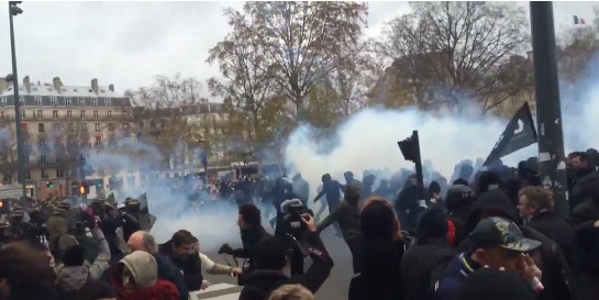 Ξύλο, χημικά και συλλήψεις νωρίτερα στο κέντρο του Παρισιού [photos] - Φωτογραφία 3