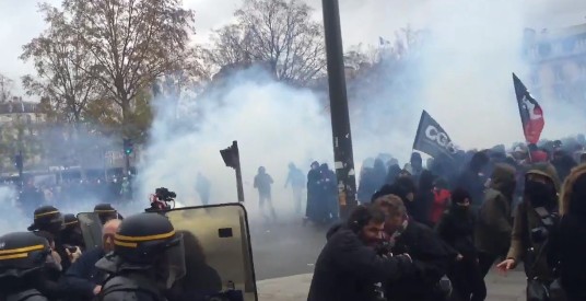 Ξύλο, χημικά και συλλήψεις νωρίτερα στο κέντρο του Παρισιού [photos] - Φωτογραφία 4