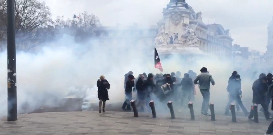 Ξύλο, χημικά και συλλήψεις νωρίτερα στο κέντρο του Παρισιού [photos] - Φωτογραφία 5