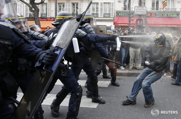Ξύλο, χημικά και συλλήψεις νωρίτερα στο κέντρο του Παρισιού [photos] - Φωτογραφία 6