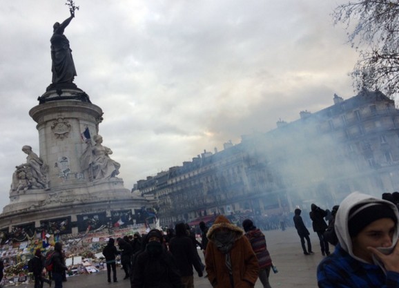 Ξύλο, χημικά και συλλήψεις νωρίτερα στο κέντρο του Παρισιού [photos] - Φωτογραφία 8