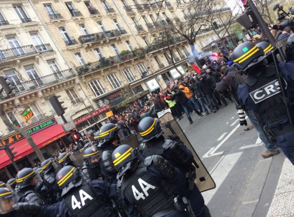 Ξύλο, χημικά και συλλήψεις νωρίτερα στο κέντρο του Παρισιού [photos] - Φωτογραφία 9