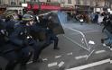 Ξύλο, χημικά και συλλήψεις νωρίτερα στο κέντρο του Παρισιού [photos] - Φωτογραφία 14