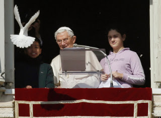 Ανατριχιαστικό! Η προφητεία με το περιστέρι του Πάπα που το κατασπάραξε ένα κοράκι βγήκε... [video] - Φωτογραφία 1