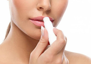 Υπάρχει ένας πολύ σημαντικός λόγος που πρέπει να βάζεις lip balm πριν πέσεις για ύπνο! - Φωτογραφία 1