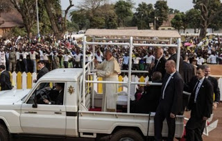 Ο Πάπας Φραγκίσκος συναντά μουσουλμάνους σε τζαμί στην Αφρική - Φωτογραφία 1