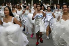 Γαμπροί και νύφες...άρχισαν το τρέξιμο! [photos]