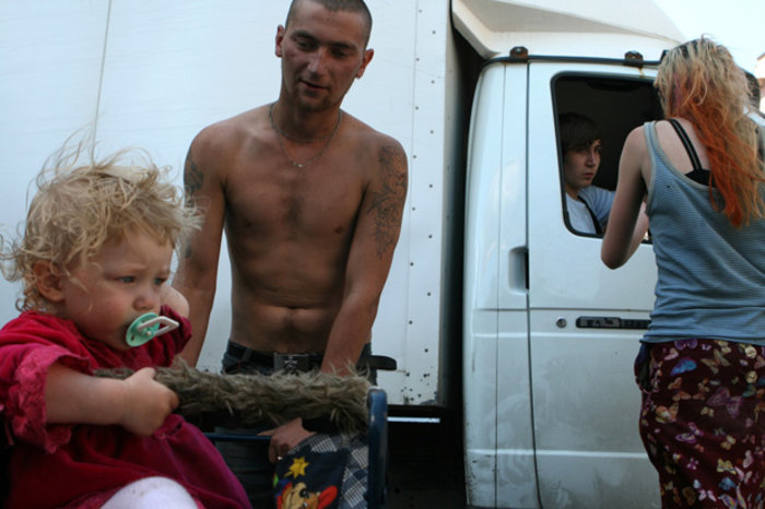 Οι φρικιαστικές εικόνες ενός παιδιού που ζει με τους ναρκωμανείς γονείς του [photos] - Φωτογραφία 5
