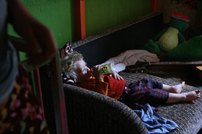 Οι φρικιαστικές εικόνες ενός παιδιού που ζει με τους ναρκωμανείς γονείς του [photos] - Φωτογραφία 6