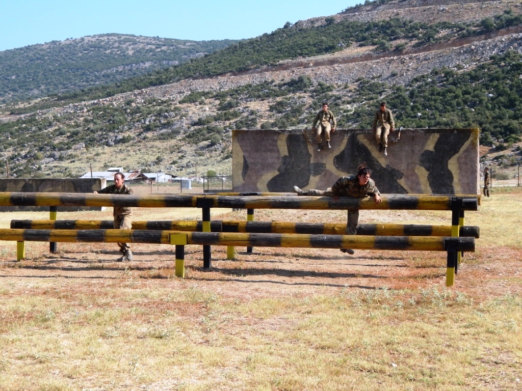 Προσοχή εδώ οι Γυναίκες δεν πετάνε μόνο τηγάνια αλλά και…Χειροβομβίδες! [photos] - Φωτογραφία 3