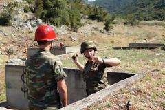 Προσοχή εδώ οι Γυναίκες δεν πετάνε μόνο τηγάνια αλλά και…Χειροβομβίδες! [photos]