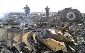 Έπιασαν τύπο που πωλούσε κομμάτια από το αεροπλάνο που έπεσε στην Ουκρανία - Φωτογραφία 1