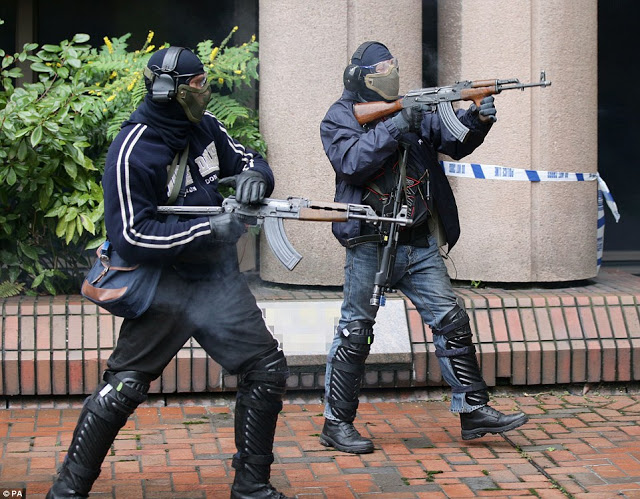 Τρόμος στο Λονδίνο: 2.000 οπλισμένοι αστυνομικοί κυνηγούσαν τρομοκράτες... [photos] - Φωτογραφία 2